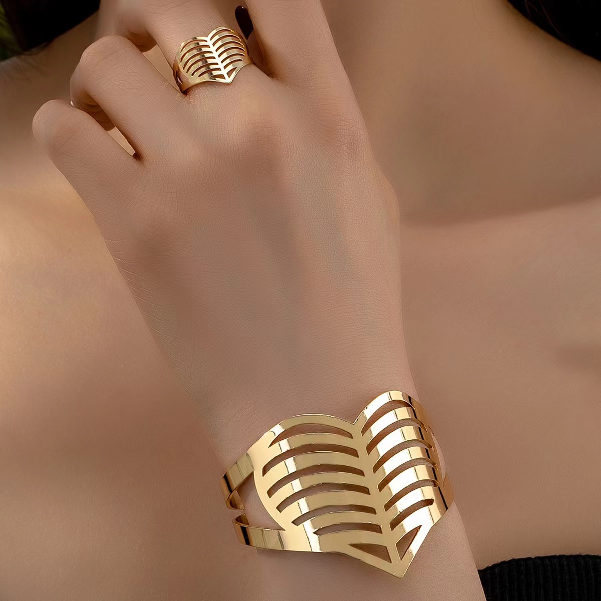 Urban Style Hand Jewelry Set: Chic Metallic Round Design Bracelet & Coordinated Ring