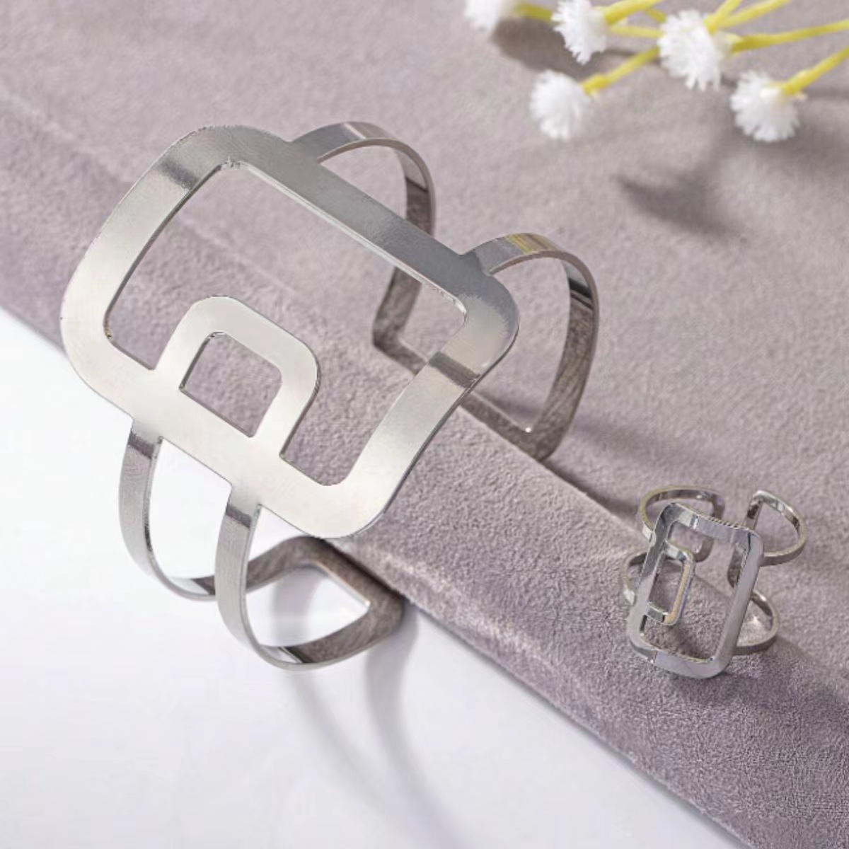 Urban Style Hand Jewelry Set: Chic Metallic Round Design Bracelet & Coordinated Ring