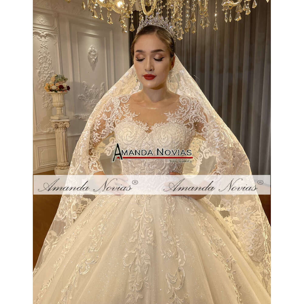 A Elegant E Lace Wedding Dress Model