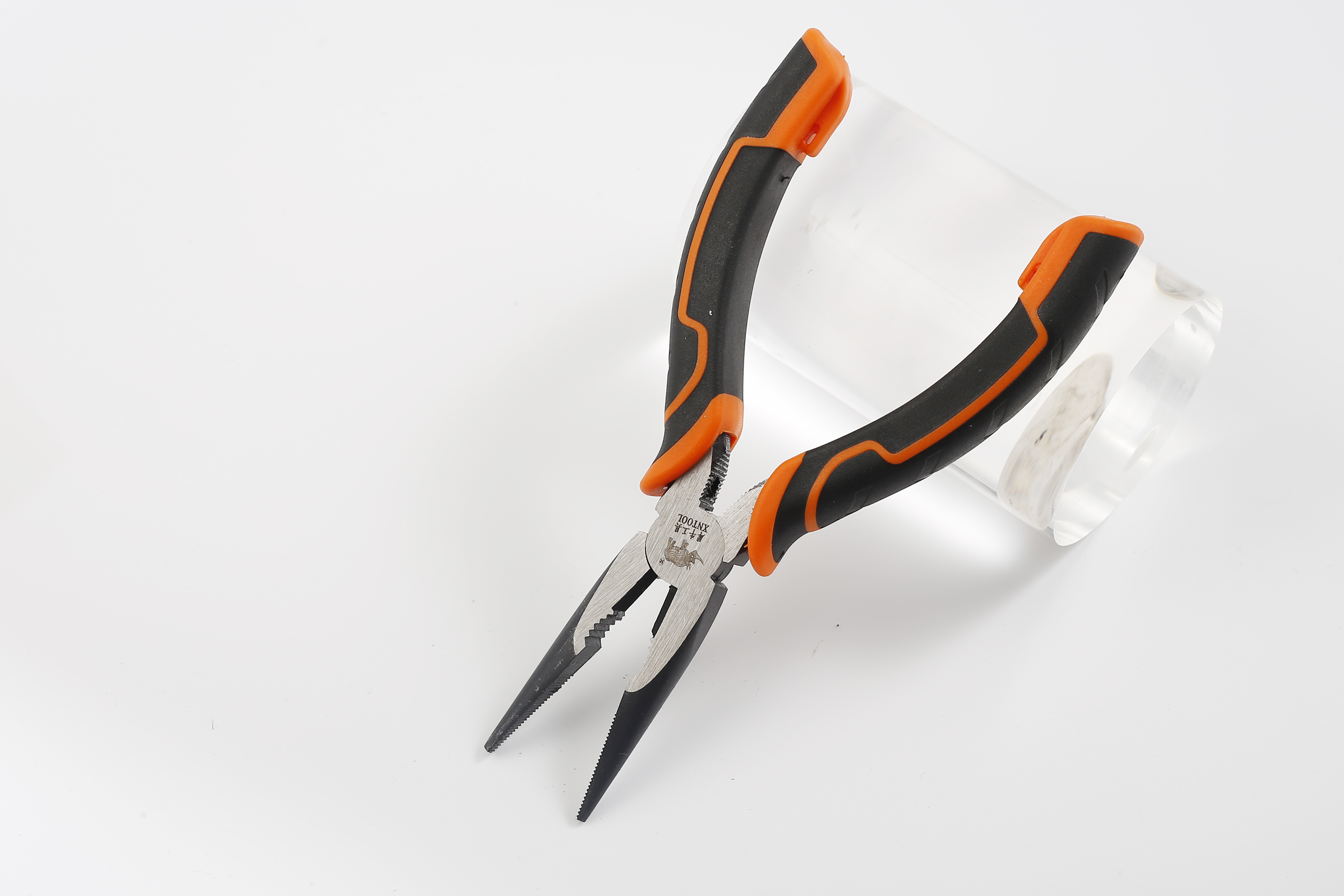 The surface of the handle of the new American pliers thread is blackened and then polished with precision