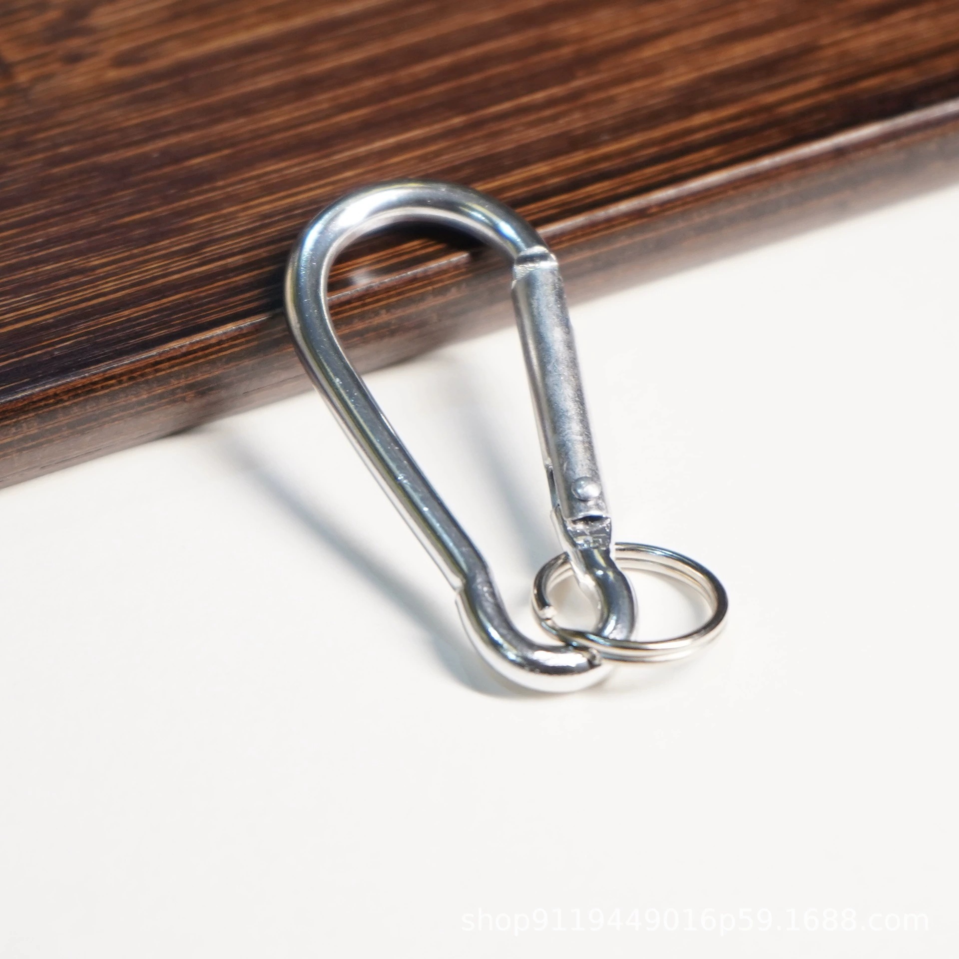 No.7 Hanging Keychain with Durable Mountain Climbing Buckle - Ideal for Outdoors