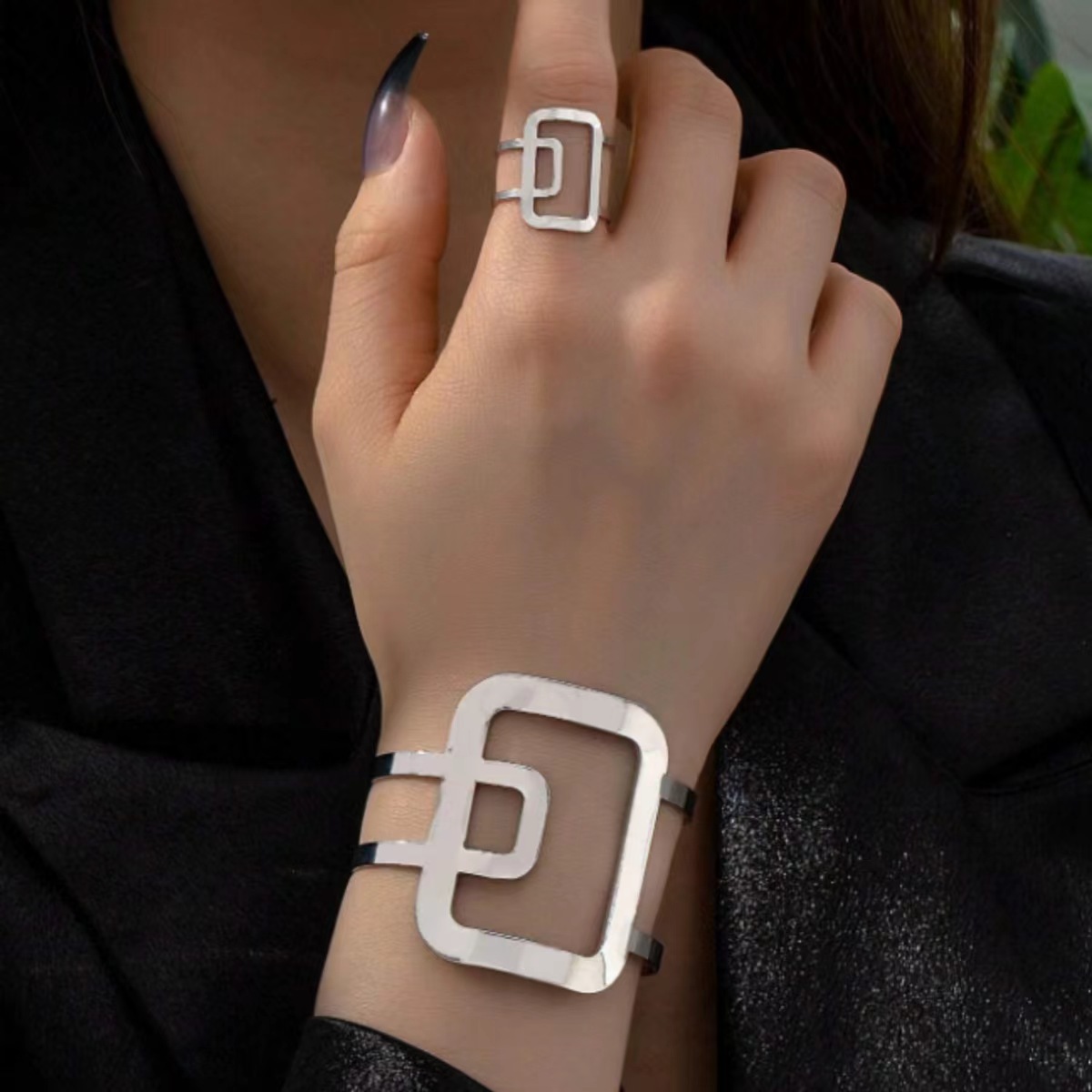 Urban Style Hand Jewelry Set: Chic Metallic Round Design Bracelet & Coordinated Ring