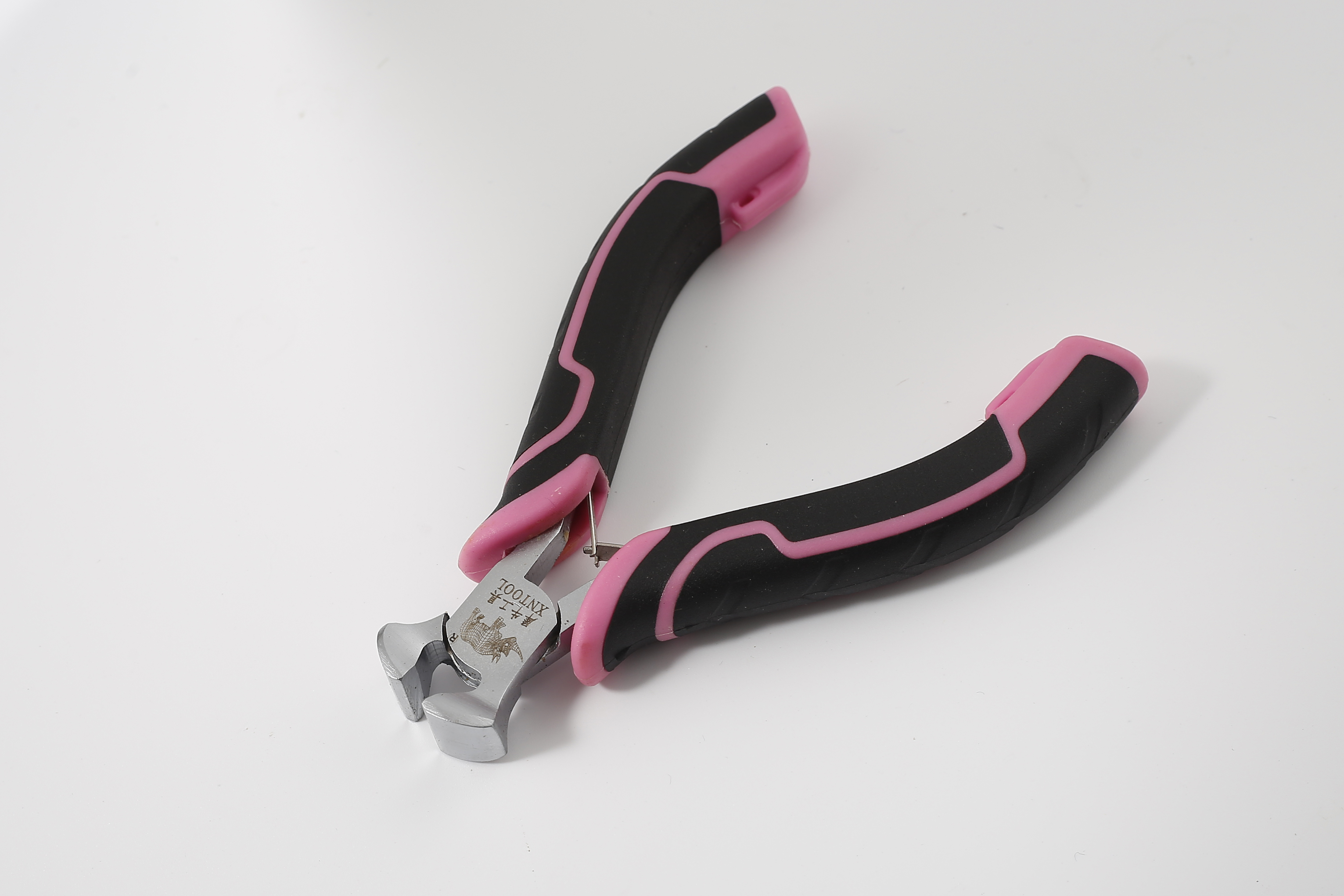 4.5-inch mini pliers with pearl nickel treatment on the surface