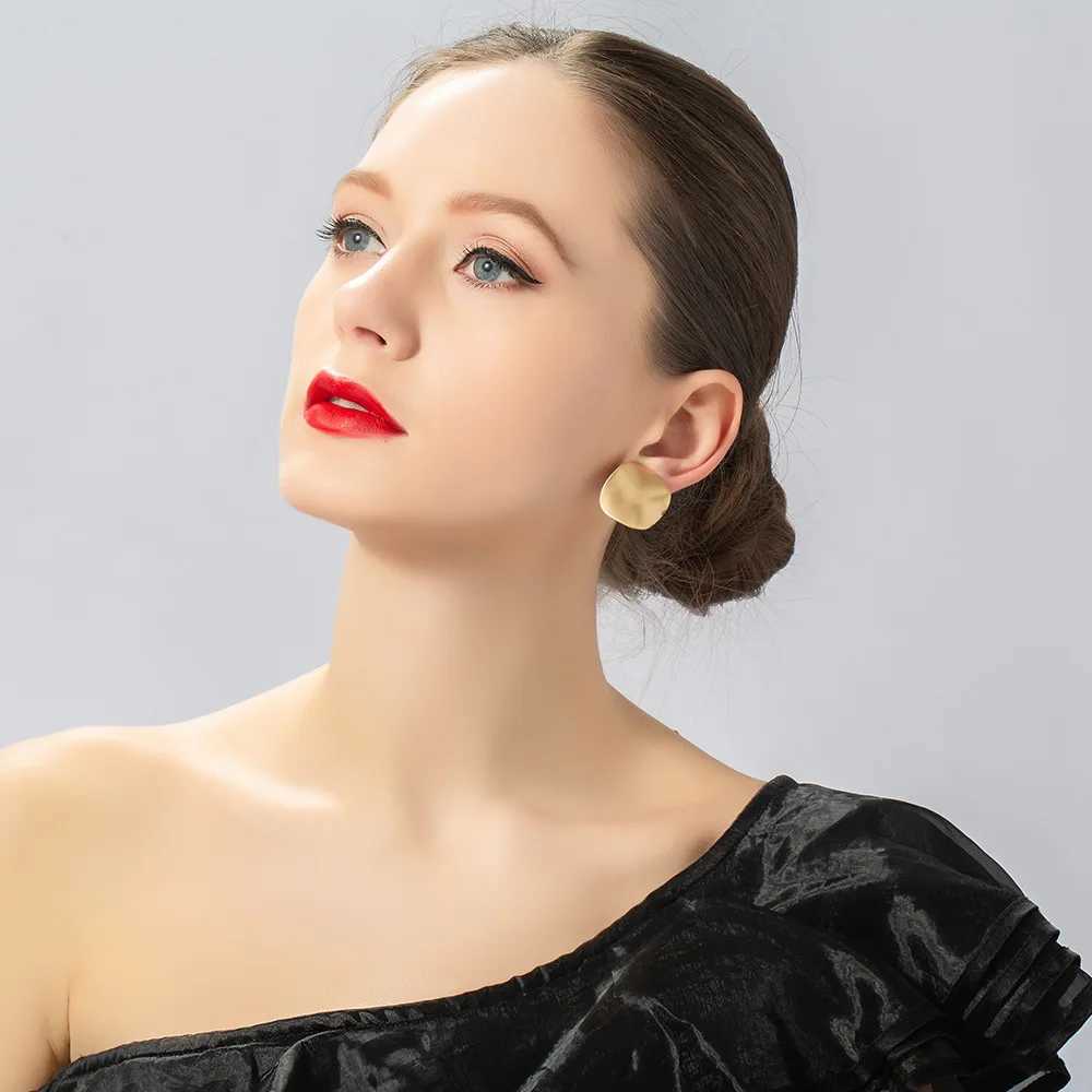 Retro minimalist circular clip earrings no perforations suitable for womens party punk ear clip jewelry wholesale W241017