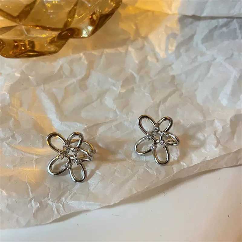 Womens silver clip earrings Gothic flower crystal zircon metal earrings unusual cuff design non perforated earrings Korean trend W241017