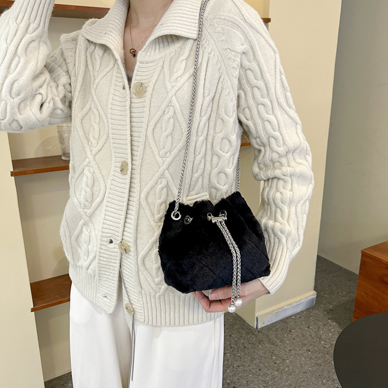 Popular handbag women's winter new trend fashionable single shoulder simple crossbody western-style commuting bucket bag