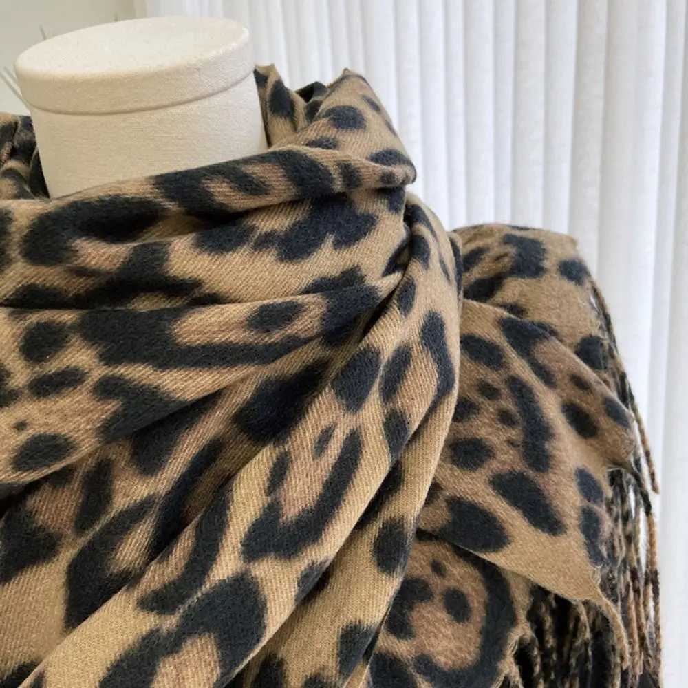 New Classic Leopard Scarf Thick Winter Printed Edge Shawl Fashionable Wen Hot Carpet X241017