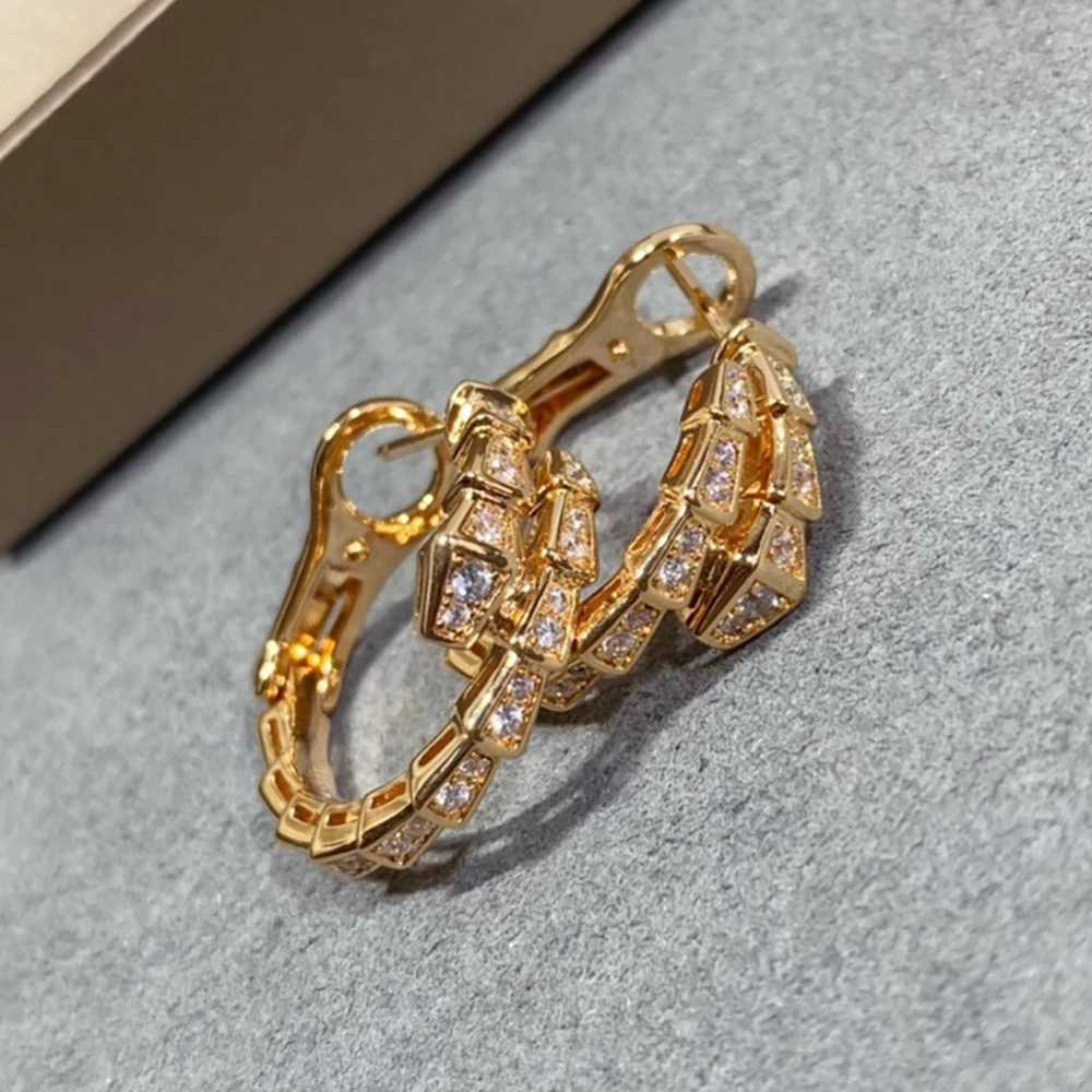High quality 925 sterling silver all diamond snake shaped clip earrings suitable for womens fashion classic luxury brand jewelry exquisite gifts W2410