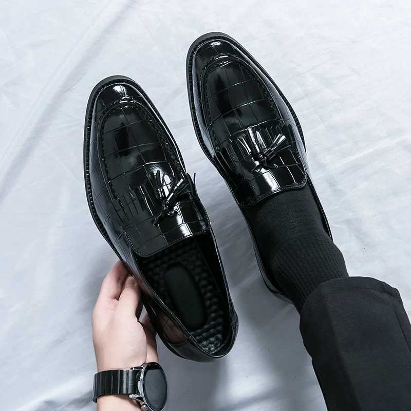 New Men Pointed Tassel Patent Leather Slip Casual Shoes Luxury Designer Male Formal Wedding Dress Homecoming Loafers FootwearXJ250522