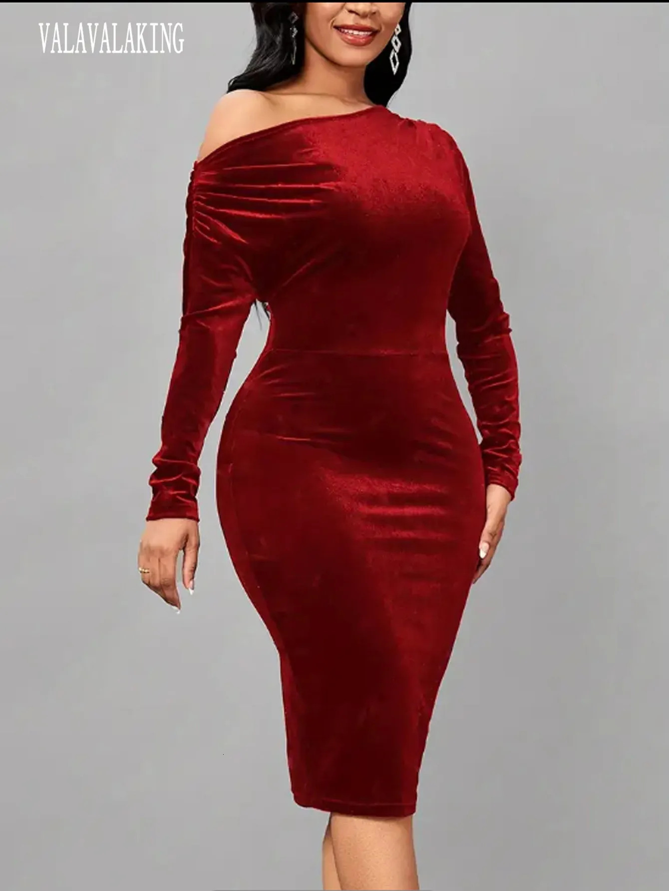 2024 Winter Red Velvet Plus Size Bodycon Dress Women Long Sleeve Large Knee Dresses Ladies Sexy Off Shoulder Evening Party Dress 241017