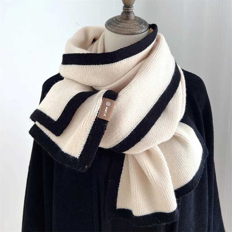 2024 Black and White Color Scarf New Winter Style High End Frame Knitted Wool Niche Design X241017