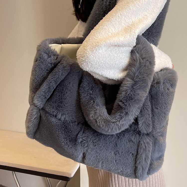 Large capacity plush bag women autumn winter versatile plush tote bag, internet famous commuting shoulder bag 241015