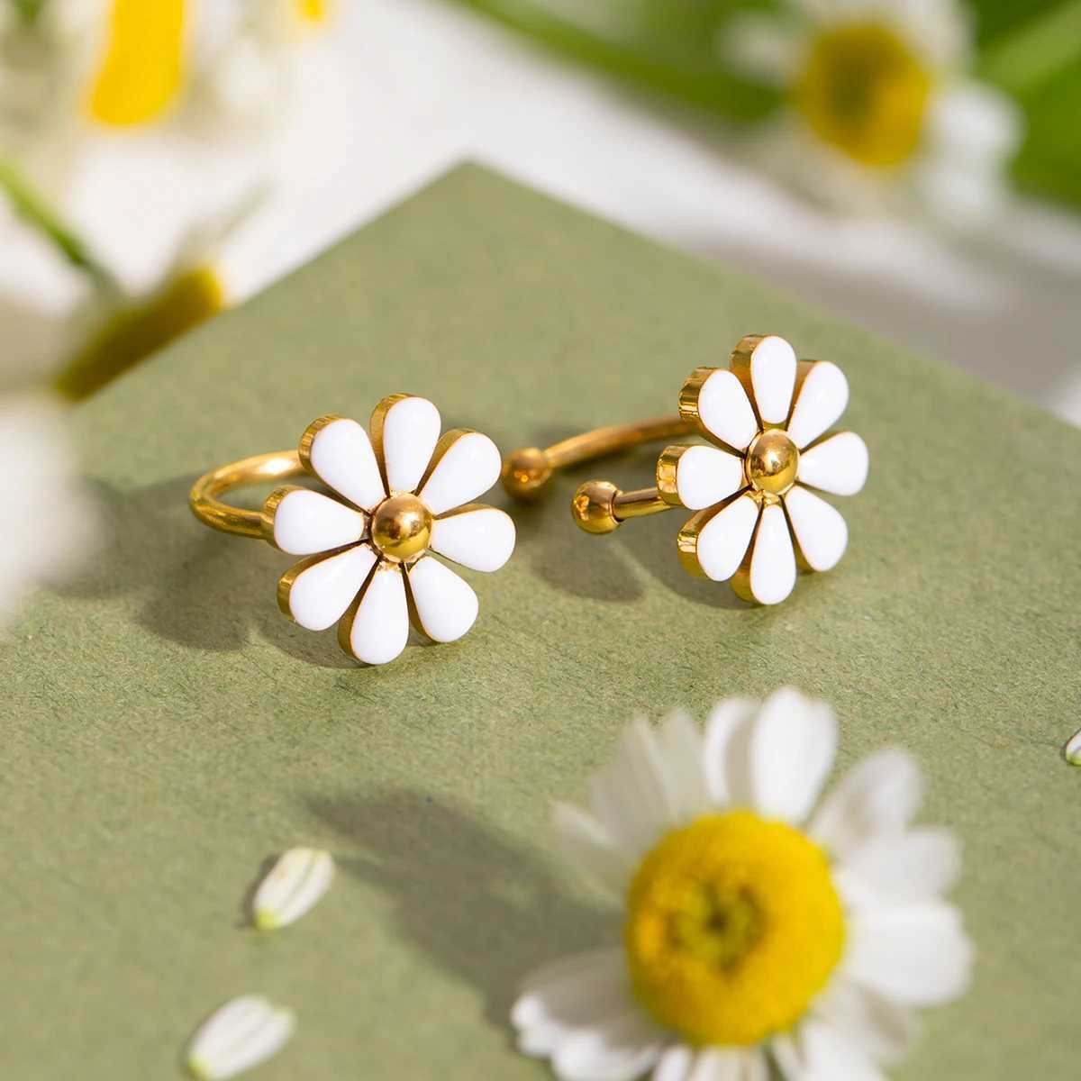 Summer stainless steel lamp luxury 18K PVD white oil drop eight petal daisy ear clip womens statement jewelry W241017