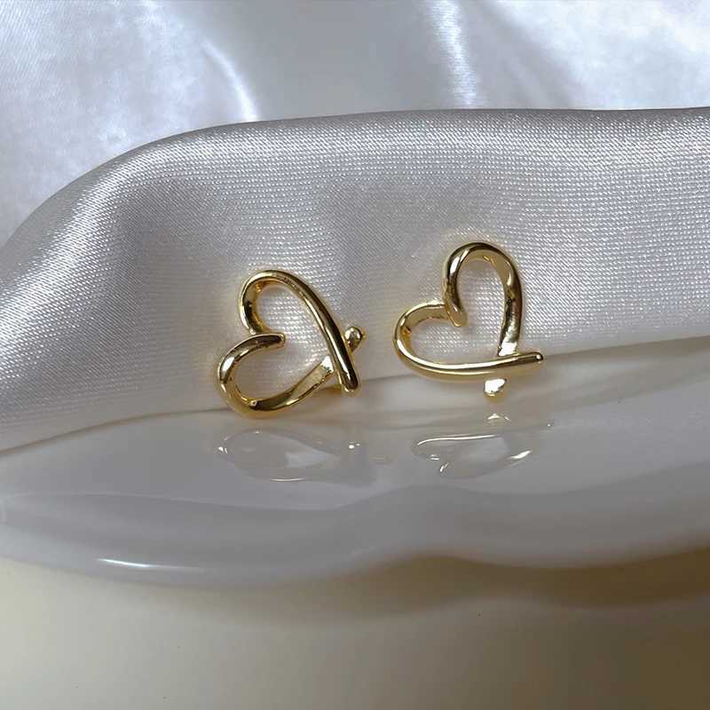 Fashionable simple irregular heart-shaped ear clips for women non perforated silicone ear studs Korean ear studs party jewelry gifts W241017