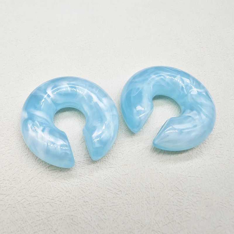 A pair of simple and smooth round earrings with jewelry C-shaped resin cuffs no perforations fake cardboard box clip on womens earrings W241017