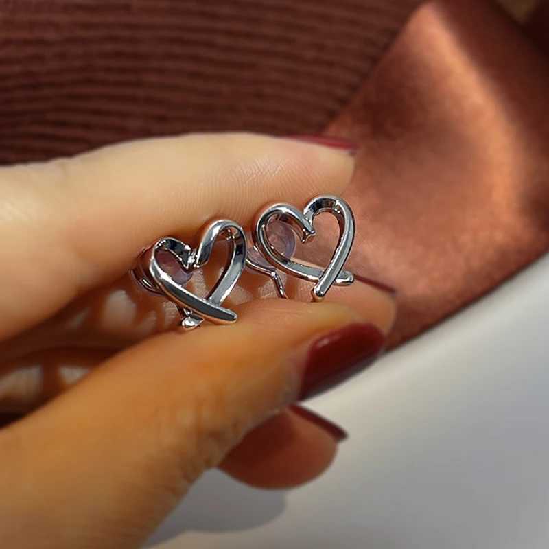 Fashionable simple irregular heart-shaped ear clips for women non perforated silicone ear studs Korean ear studs party jewelry gifts W241017