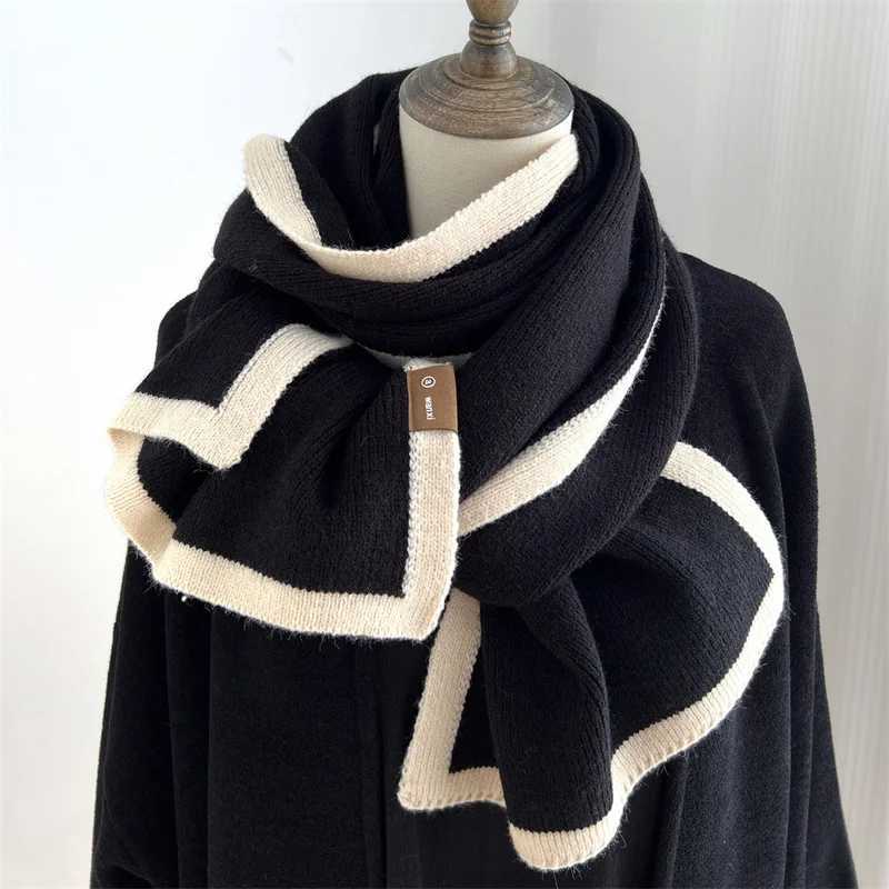 2024 Black and White Color Scarf New Winter Style High End Frame Knitted Wool Niche Design X241017