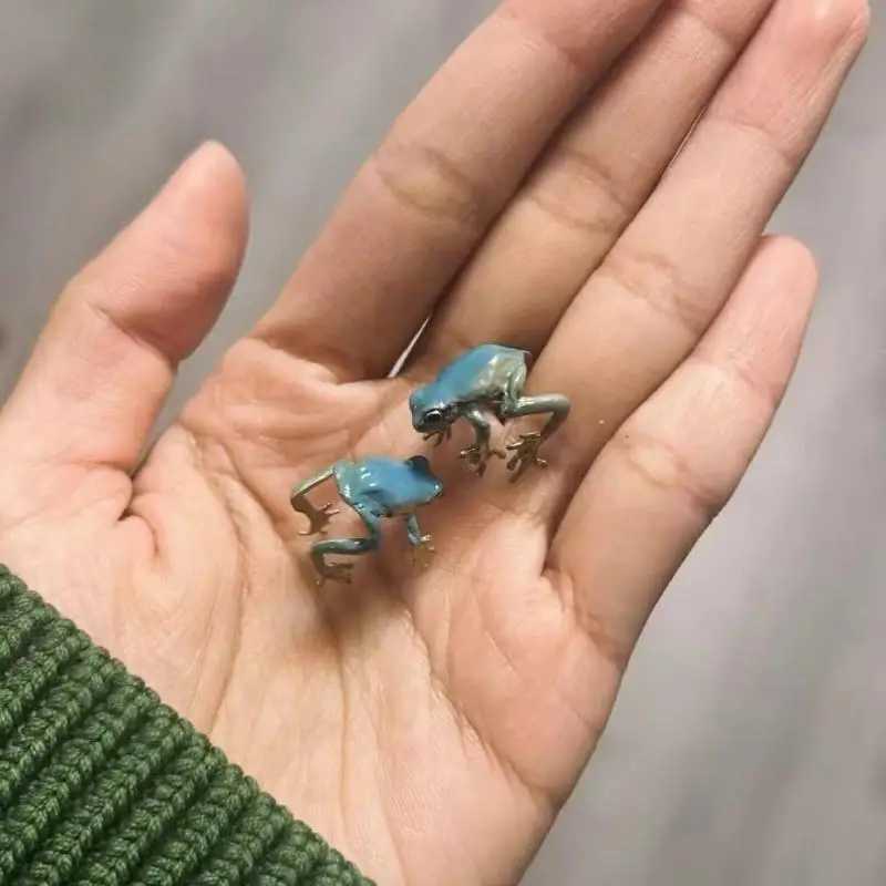 Personalized fashionable interesting and creative frog ear clips for women cute animal earrings without perforations ear bone clip party W241017