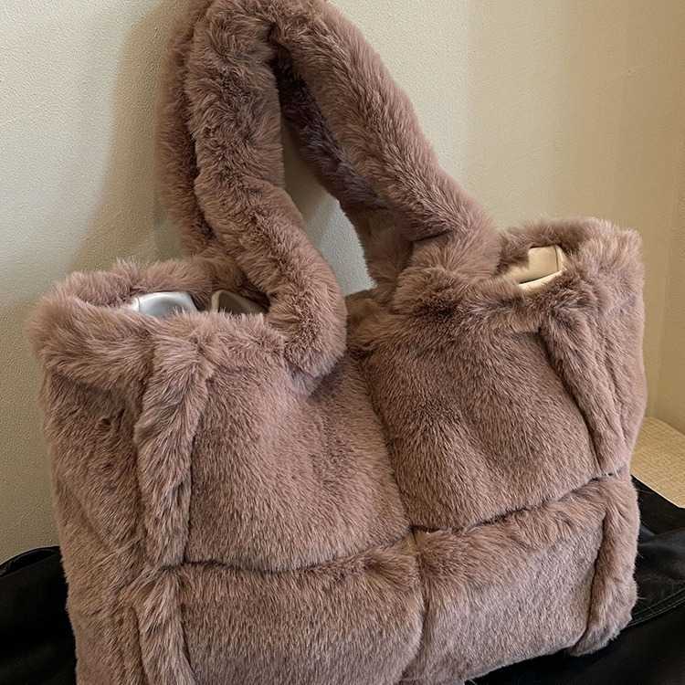 Large capacity plush bag women autumn winter versatile plush tote bag, internet famous commuting shoulder bag 241015