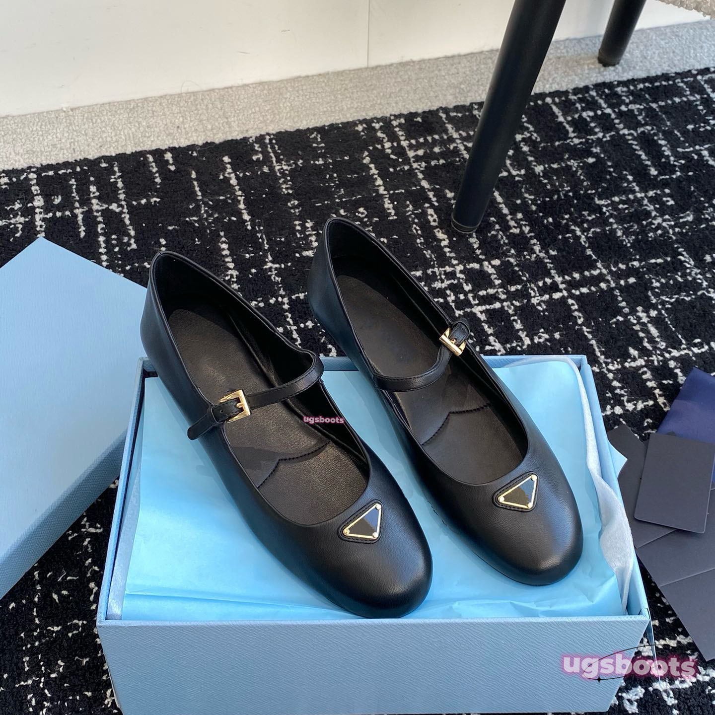 The designer's new lambskin Mary Jane shoes wear vintage ballet shoes on top of flat French round toe one-line button pumps