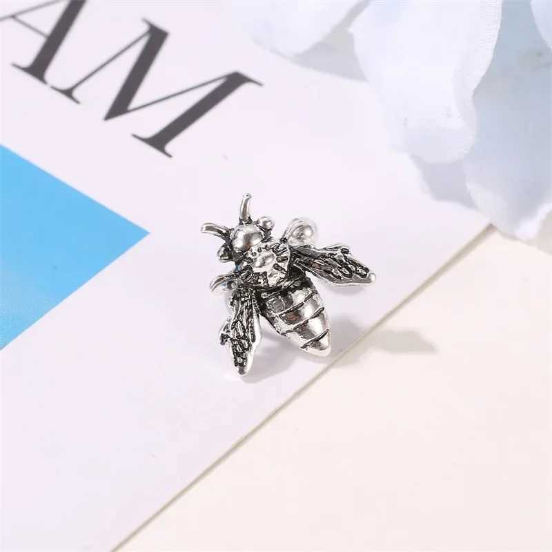 Creative and personalized retro ear clips old alloy bee earrings womens fashionable U-shaped single bag insect ear bone clips W241017