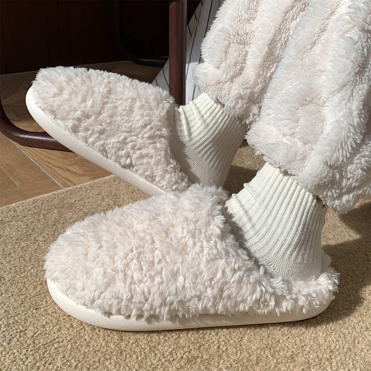 2025 free shipping designer flat sandals for women soft warm slides slippers winter rubber non-slip house shoes sliders slide