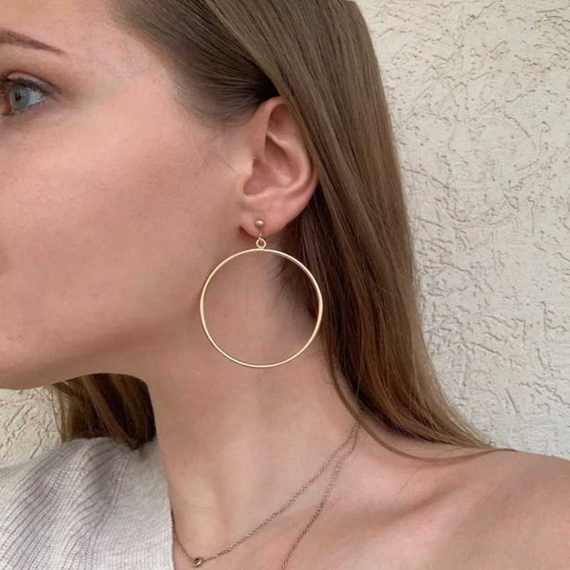 Classic geometric round clip earrings without perforations metal simple large earrings suitable for womens parties minimalist fashion jewelry W241017