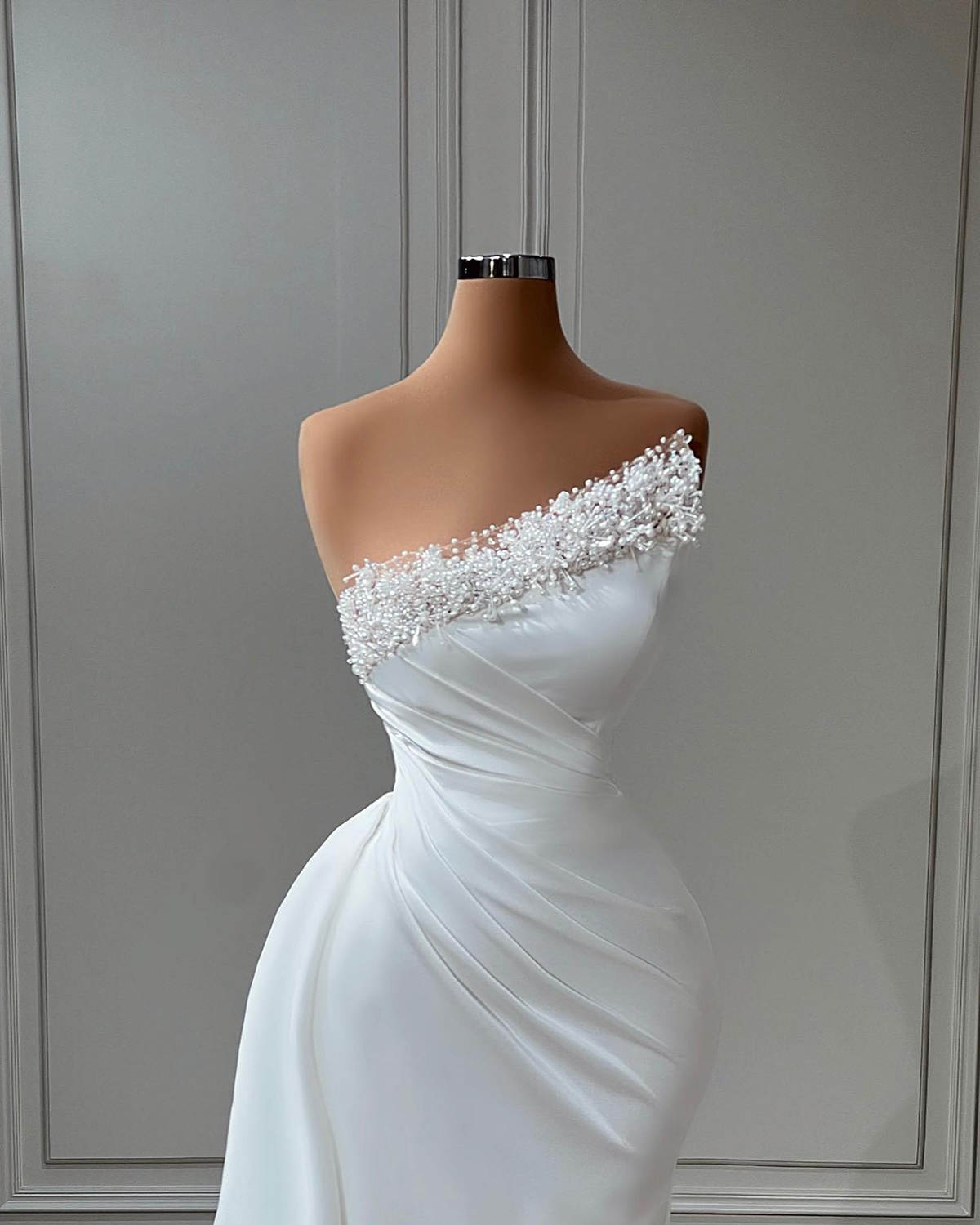 Modern Mermaid Wedding Dress Beaded Pearl Strapless Sleeveless Bride Gowns Tiered Sweep Train Bridal Dresses Custom Made
