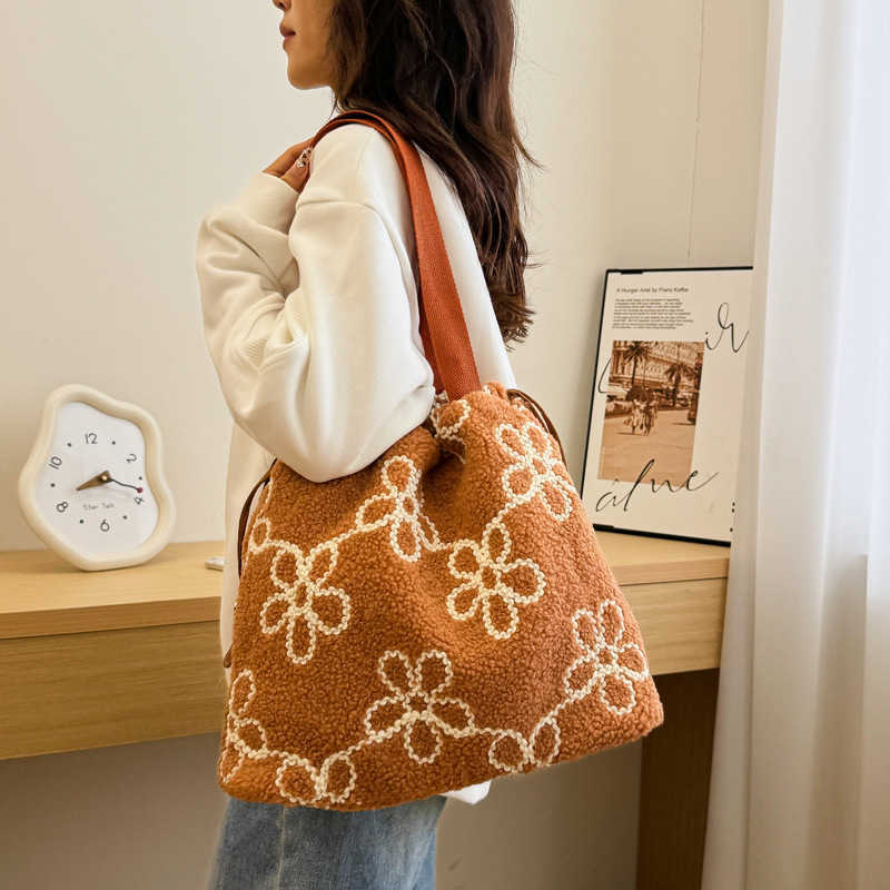 Small design, granular fuzzy hair, women's fashion flower, lamb hair, hand-held bucket bag, autumn winter large capacity shoulder bag 241015