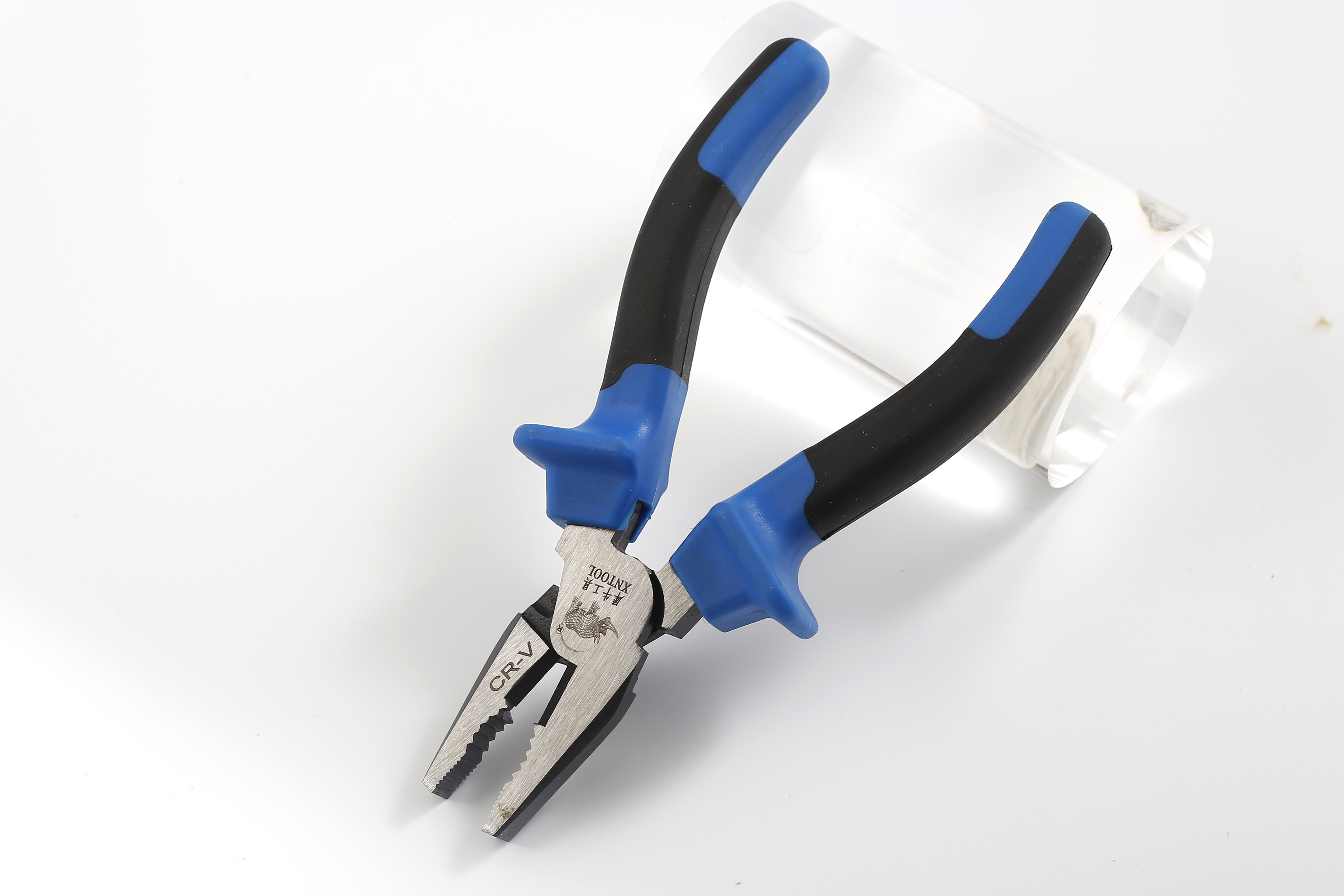 European eccentric labor-saving pliers with blue black handle surface blackened and polished for precision treatment