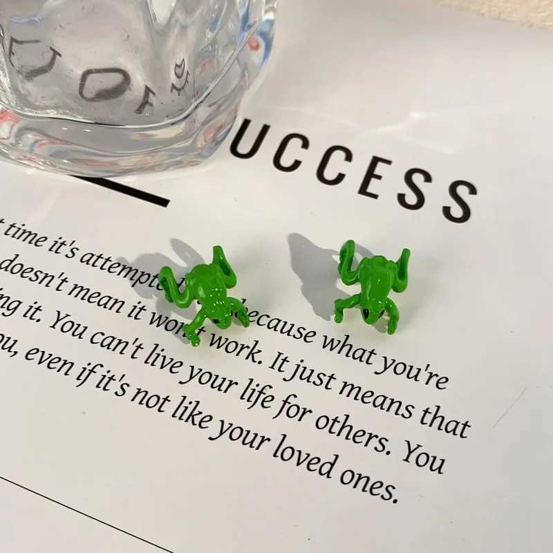 Korean Cute Green Frog Earclip Earrings Suitable for Womens Earsleeves Non Perforated Ear Bones Non Perforated Earrings Girls Party Jewelry W241017