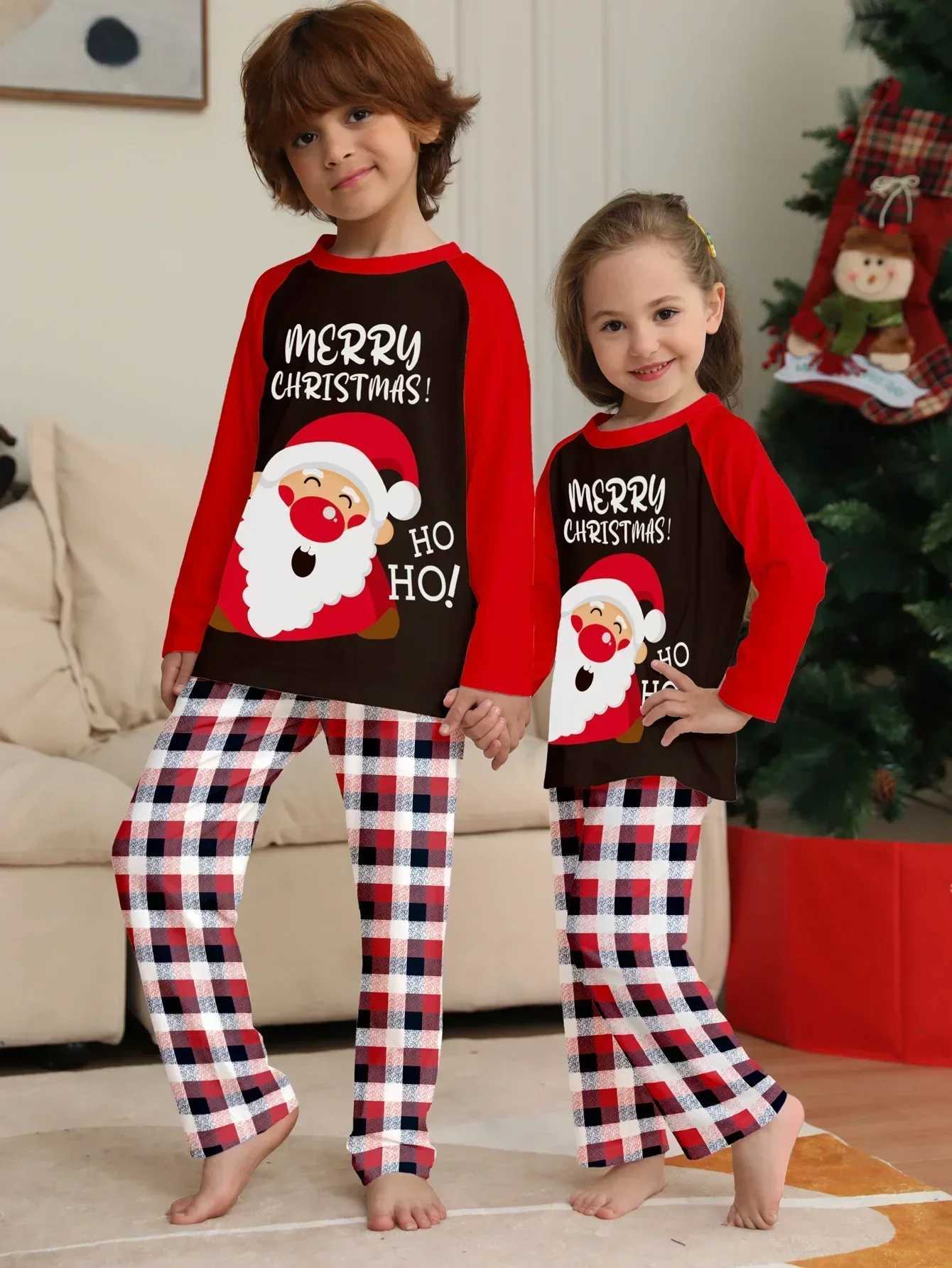 Merry Christmas Family Matching Set Santa Claus Printing Soft Pajama Set Mom Dad Children Clothing Set Holiday Clothing Christmas Appearance Pjs W2410