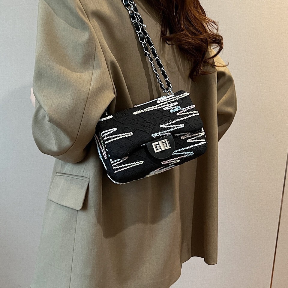 Super popular for women new fashionable and versatile chain crossbody bag, stylish single shoulder armpit small square bag