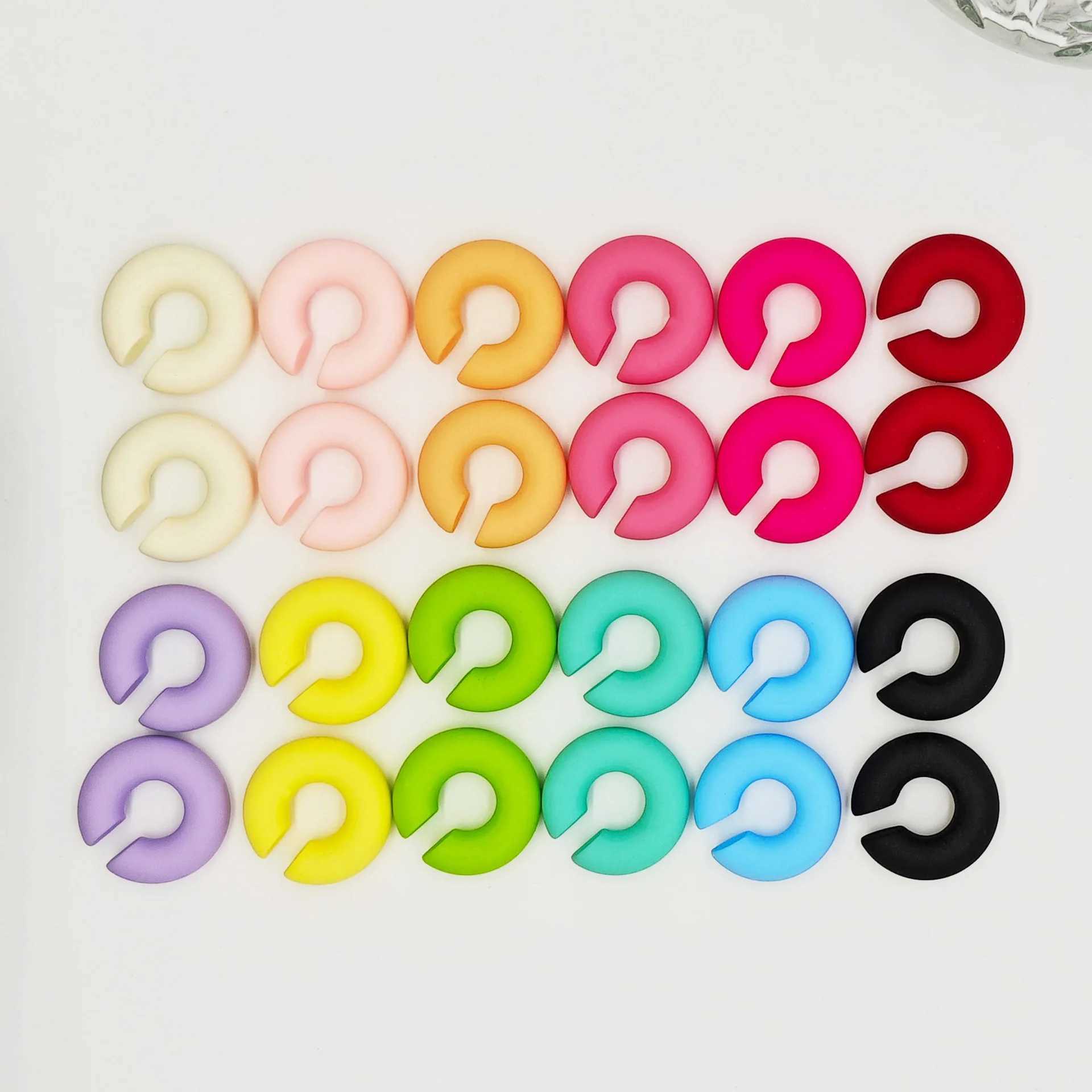 2.5x2.5cm C-shaped earrings in Europe and the United States popular candy colors no ear holes ear bone clips acrylic female ear clips W241017
