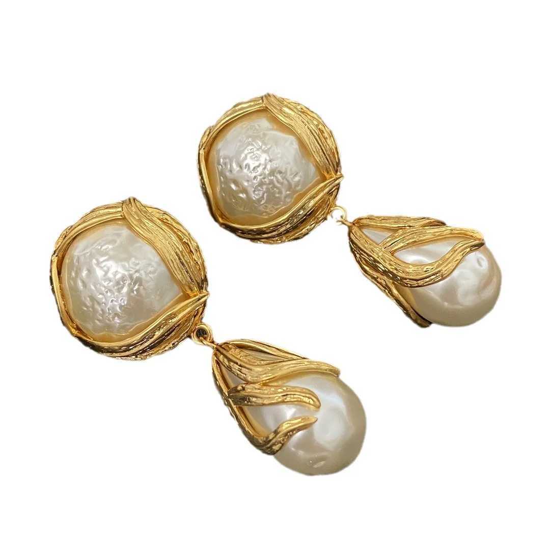 Vintage exquisite pearl earrings with hanging ears high-end sensory warmth luxurious and fashionable all hanging ears W241017