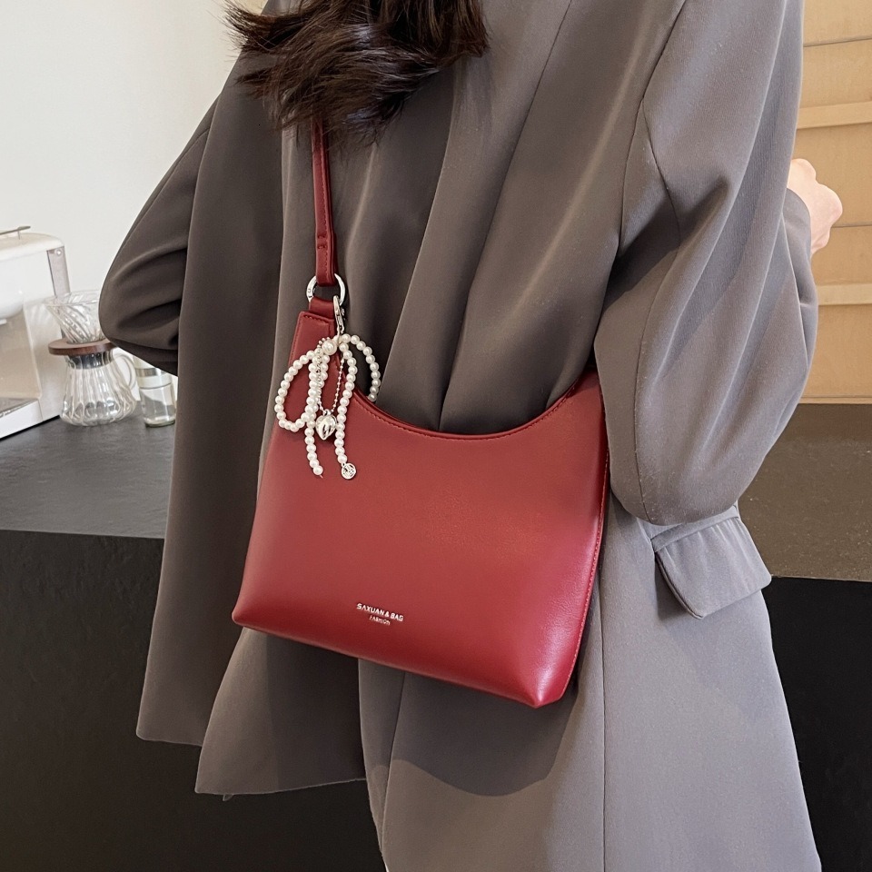 Handheld red female new trendy niche armpit bag, high-end western-style single shoulder crescent bag
