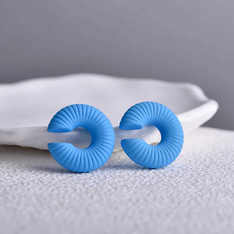 A pair of round simple ear sleeve clip earrings suitable for women threaded C-shaped non perforated cardboard box lightweight punk earrings W241017