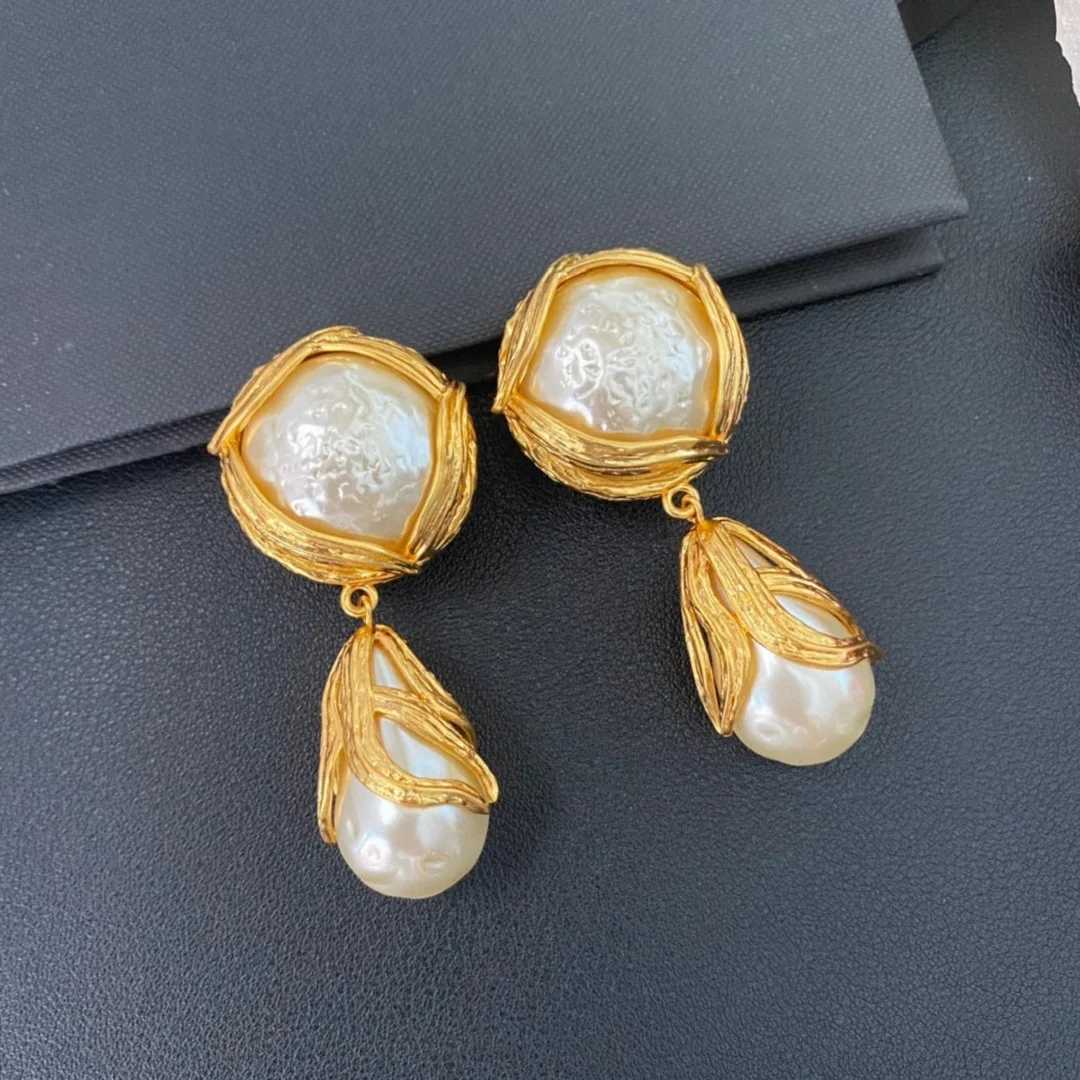 Vintage exquisite pearl earrings with hanging ears high-end sensory warmth luxurious and fashionable all hanging ears W241017