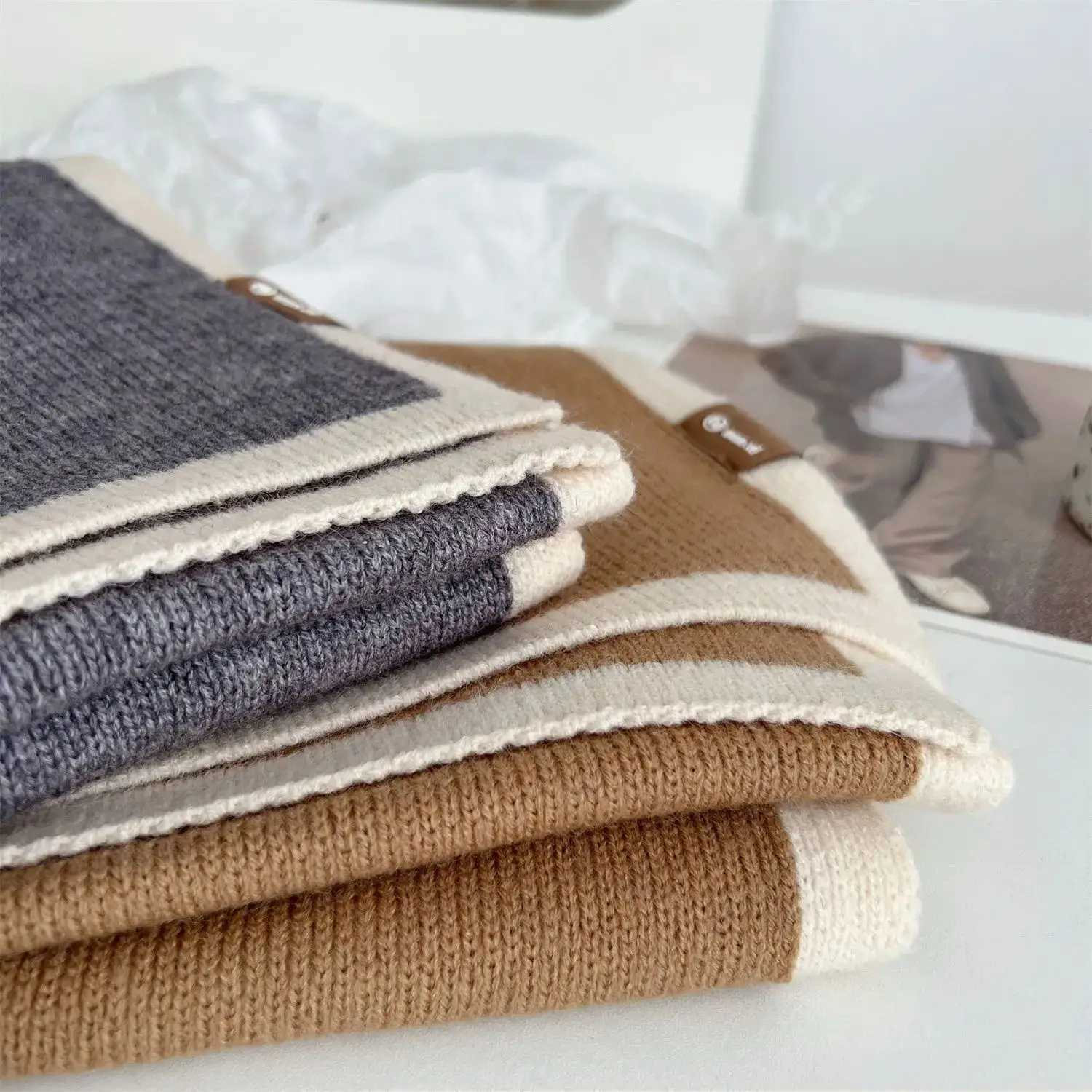2024 Black and White Color Scarf New Winter Style High End Frame Knitted Wool Niche Design X241017