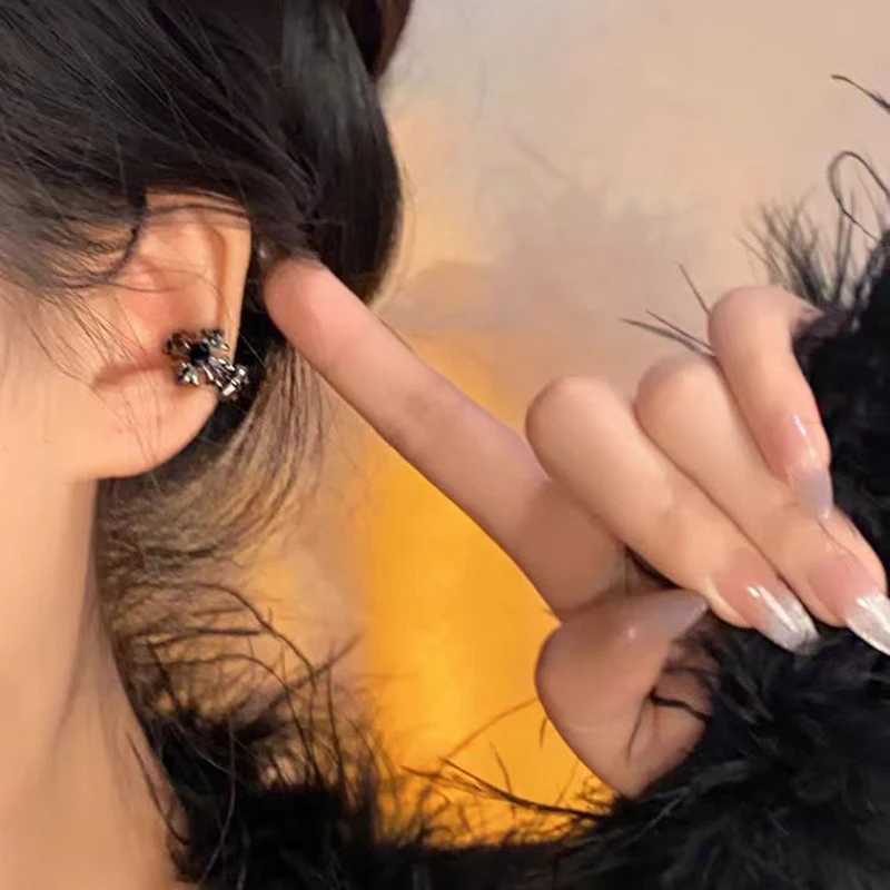 Gun black cross shaped earbud clip for womens couple earrings punk gothic personality sweet creativity anniversary jewelry gift W241017