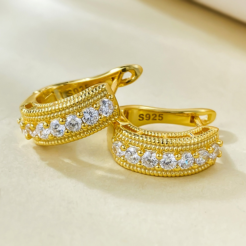 2024 Elegant Clip Earrins Luxury Jewelry Real 100% 925 Sterling Silver Gold Fill Round Cut White Moissanite Diamond Party Women Wedding French Earring
