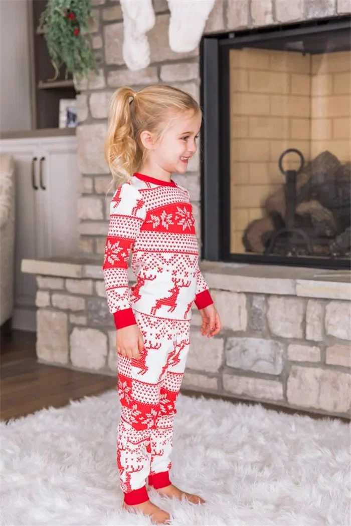 Merry Christmas 2024 Full Set Printed Pajamas Family Matching Set Mens and Girls Clothing Set Baby Diapers Pjs Christmas Appearance W241015