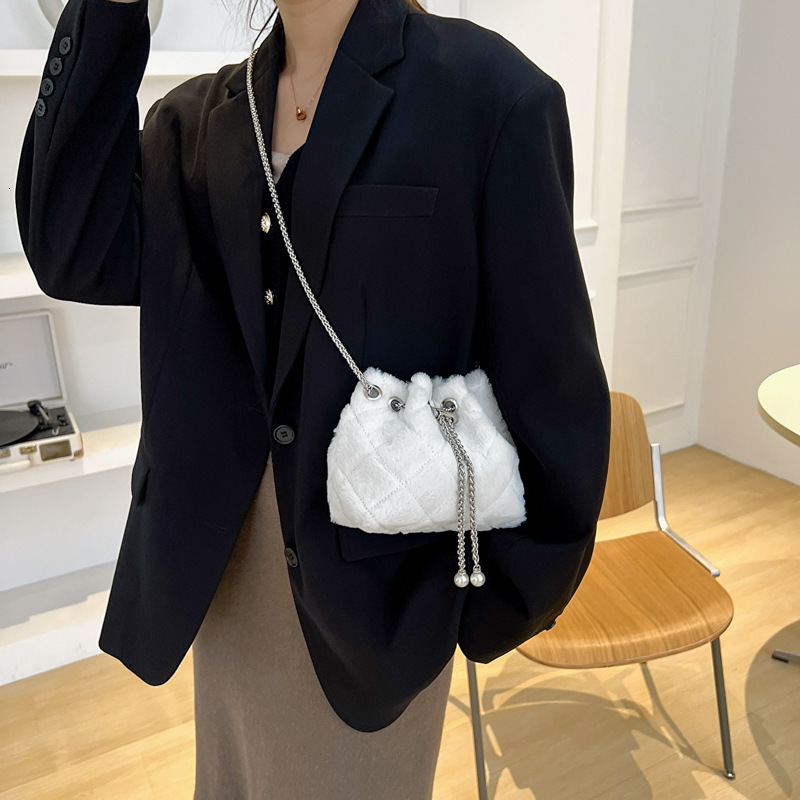 Popular handbag women's winter new trend fashionable single shoulder simple crossbody western-style commuting bucket bag