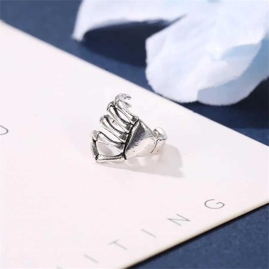 Punk Rock Retro Hand Bone Earrings with Cuffs clipped onto Earrings Suitable for Women Non Perforated Fake Cartoon Fashion Earrings Party Jewelry Gift