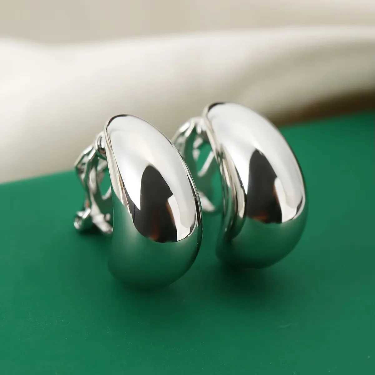 New French Light Luxury Fashion Drop shaped Earclip No Earhole High end Simple and Smooth Womens Earrings Jewelry W241017