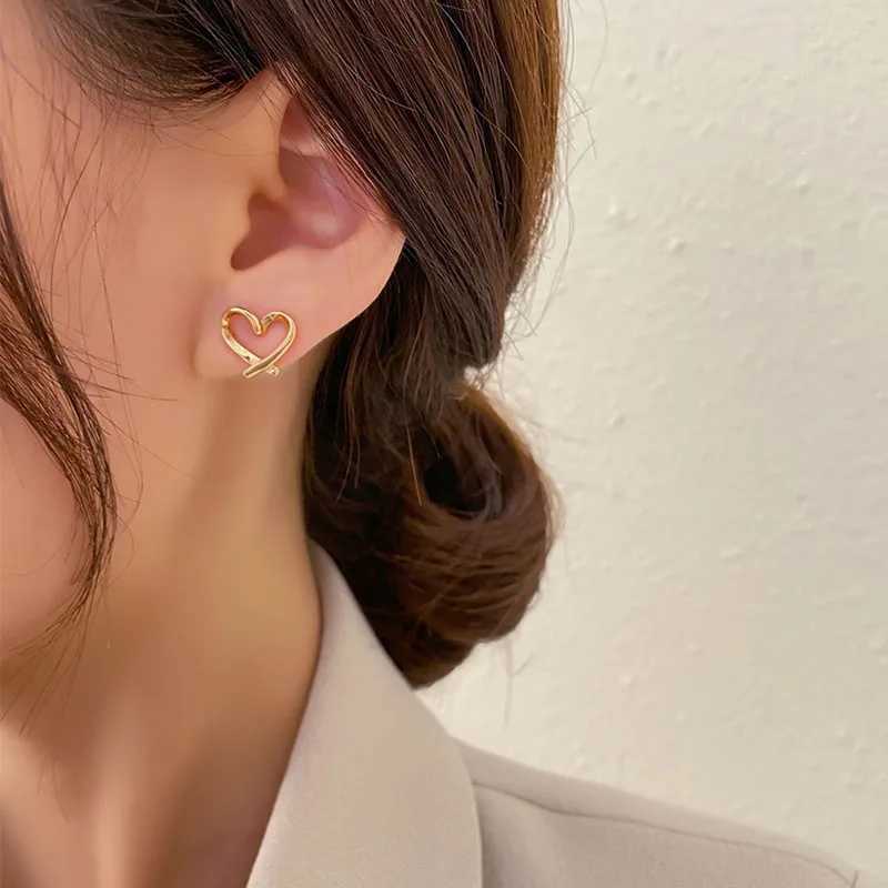 Fashionable simple irregular heart-shaped ear clips for women non perforated silicone ear studs Korean ear studs party jewelry gifts W241017