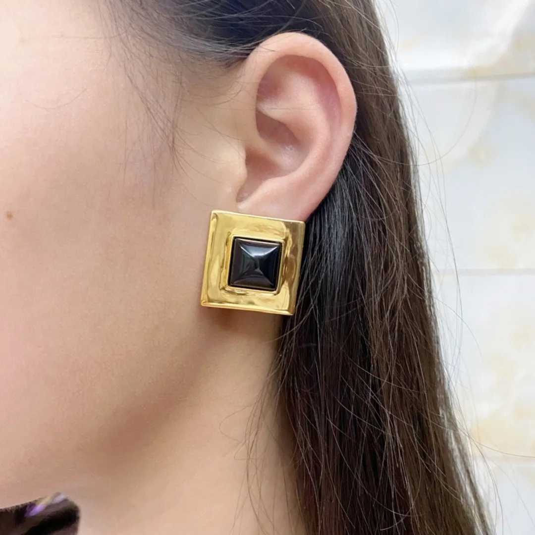 European and American retro temperature square earrings 2024 new simple and atmospheric earrings niche ear clip earrings W241017