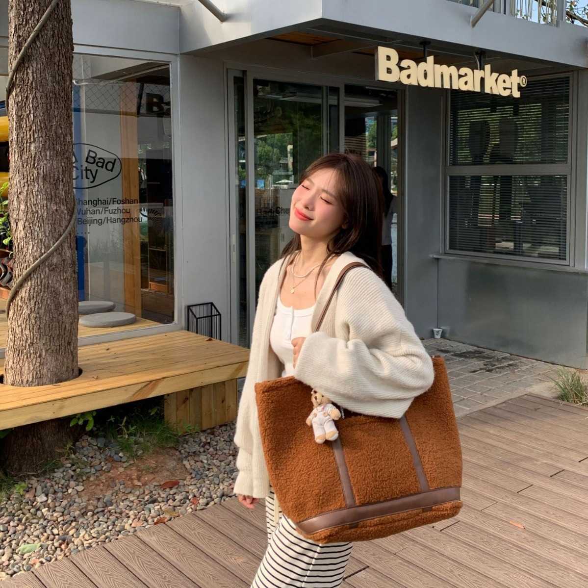 Homemade tote bag women, large capacity autumn winter lamb wool plush bag, shoulder bag, casual versatile 241015