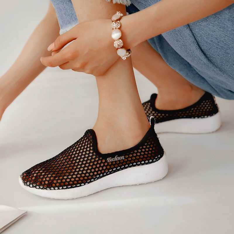 2021 Womens Casual Shoes Soft Portable Sports Shoes Walking Shoes Flat Shoes Womens Breathable Sliding Hollow Sports Shoes Y241017