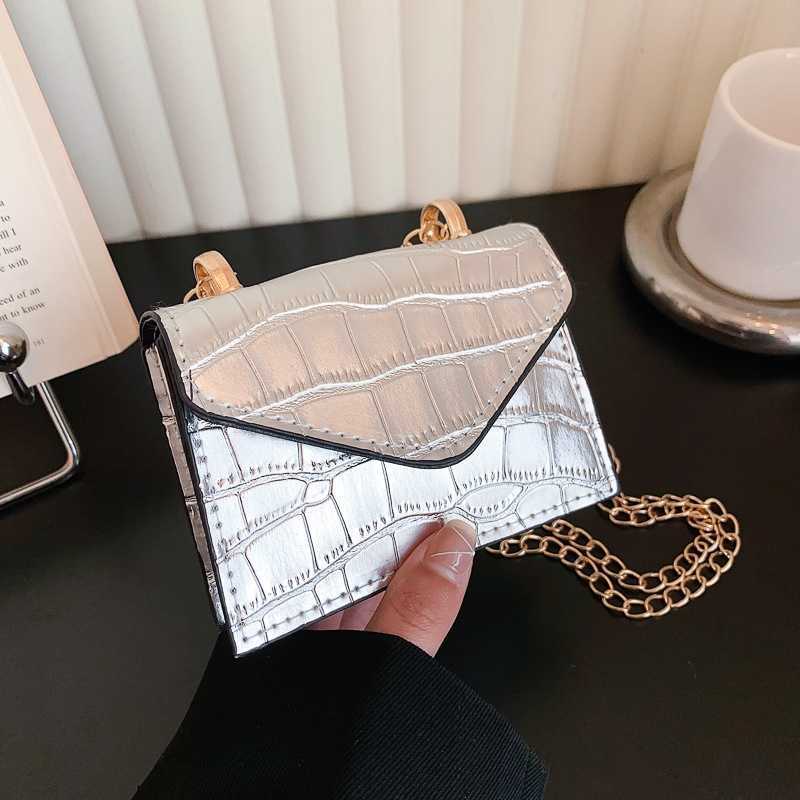 Xiaoxiangfeng diamond grid trapezoidal hand-held diagonal shoulder bag 2022 spring new style chain design sense temperament female Y241017